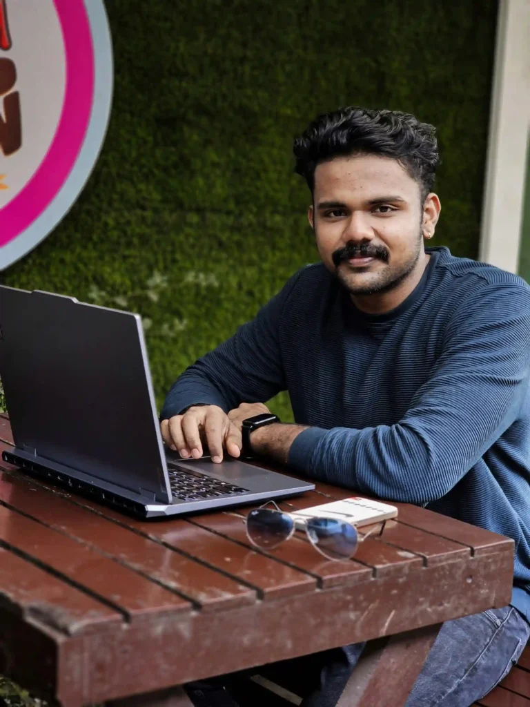 A photo of a digital marketing expert in kerala